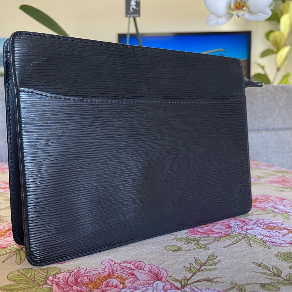 💯 Authentic LOUIS VUITTON EPI LEATHER POCHETTE HOMME IN BLACK.
